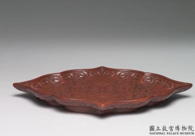 图片[2]-Lozenge-shaped dish with cloud-and-ruyi decor. Carved red lacquerware. Ming dynasty, 16th century-China Archive